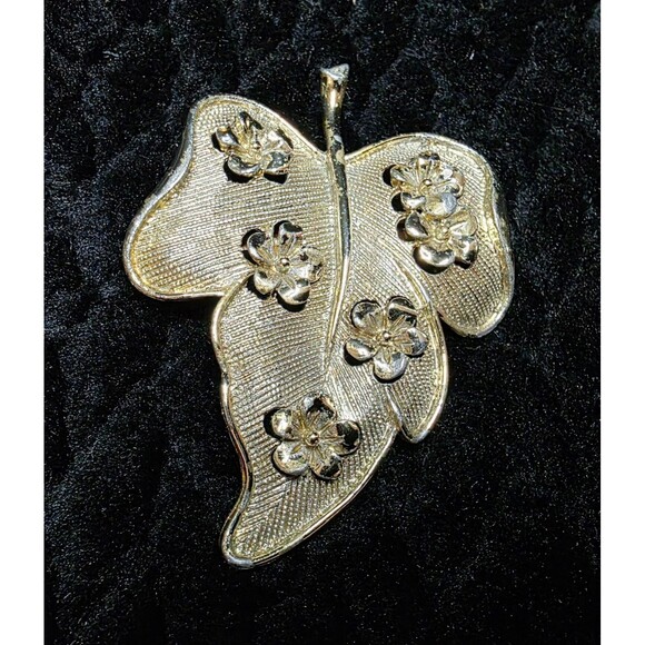 Vintage Mid-Century Gold Tone Leaf Brooch with Floral Accents – Textured Metal - Picture 4 of 8